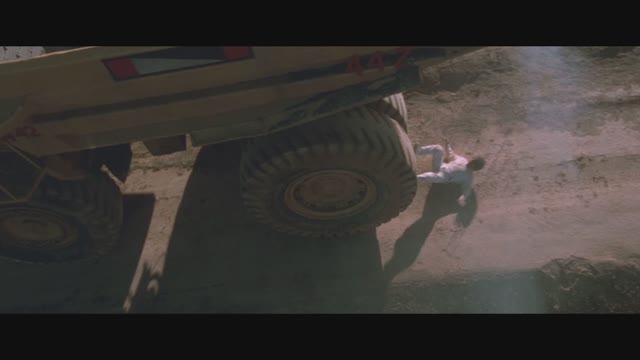 Мистер Крутой: Джеки спасается