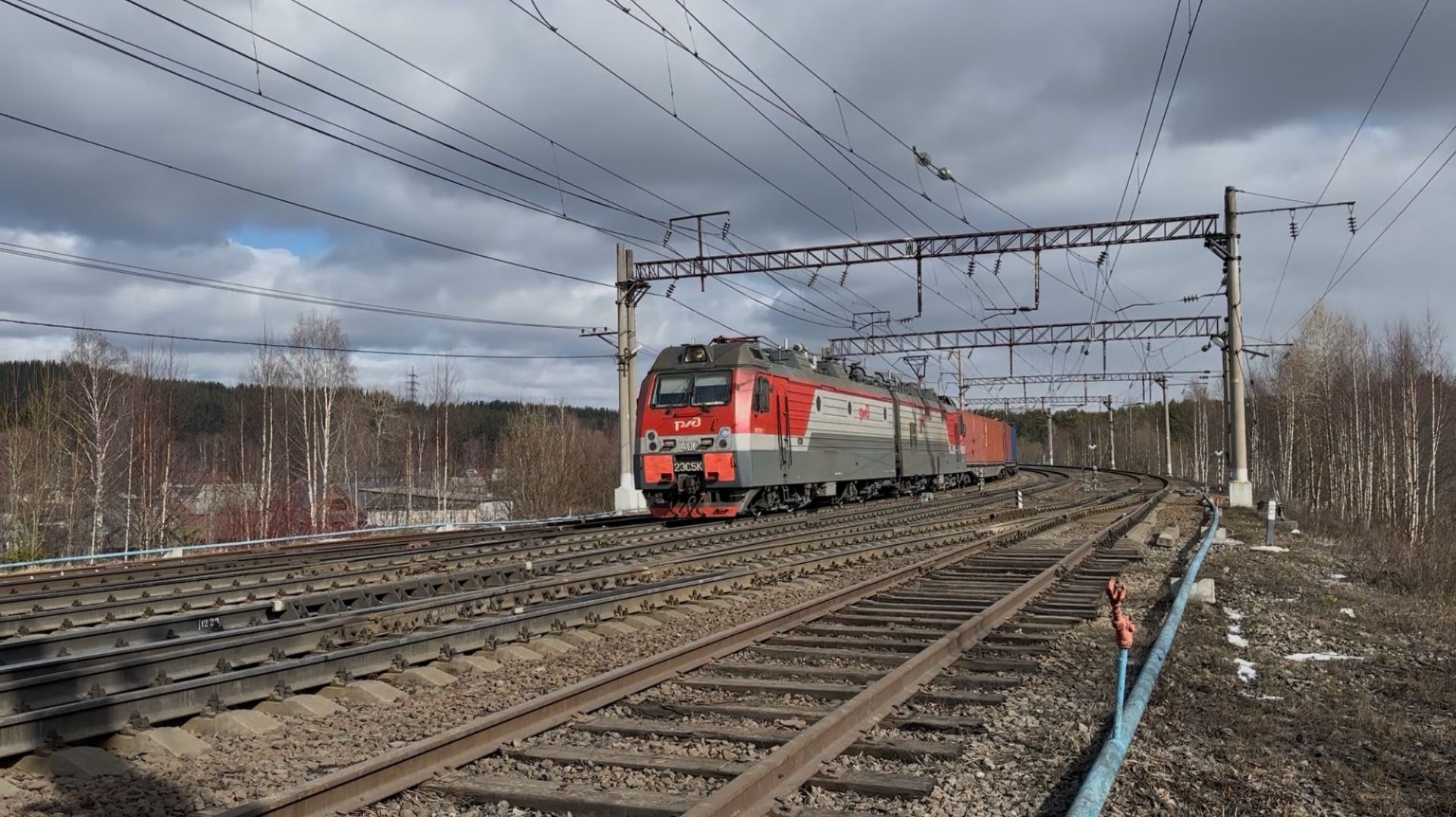 «Валюта!» Электровоз «Ермак» 2ЭС5К-401 с грузовым поездом на ст.Медвежья Гора, 2025 год смотреть онлайн