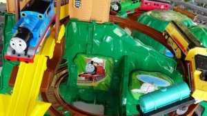 Видео для детей. Новая парковка для паровозиков, с новыми штучками для детей. #дети #видеодлядетей