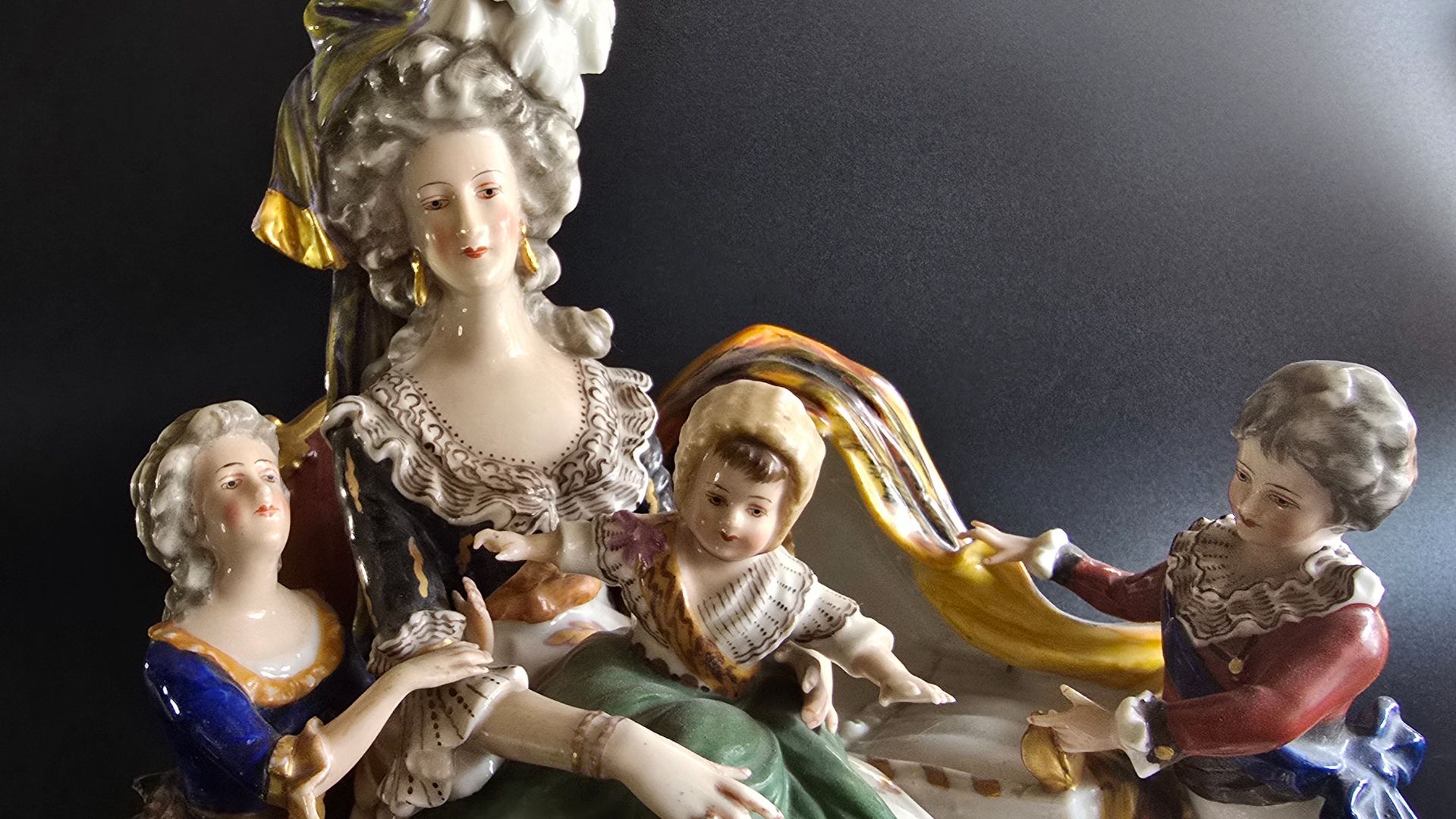 Мария — Антуанетта с детьми. С картины Э.Веже-Лебрен 30-е годы ХIX в. Неаполь фарфор Мария — Антуанетта с детьми. С картины Э.Веже-Лебрен 30-е годы ХIX в. Неаполь фарфор