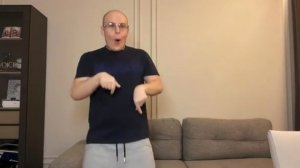 Токсис лысый парень в очках говорит а я хочу сказать, что же я хочу сказать молчит нажимает пальцами