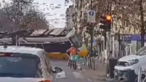 Трамвай сошел с рельсов и врезался в здание в Милане