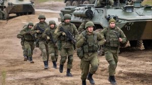 Ветер, тьма, сирены вой, запах кухни полевой, враг, опасности повсюду, слава богу, что живой...