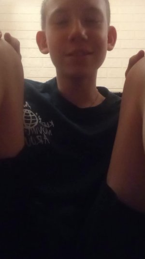 зонт внутри палатка я сижу в туалете пью чай мама на кухне писала