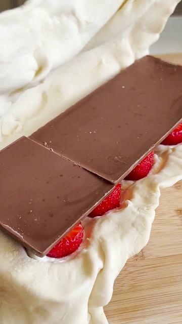 Десерт с клубникой и шоколадом