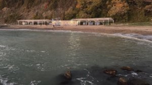 Уединенный пляж санатория «Прибой» в Джубге. Вид с волнореза на море и береговую линию