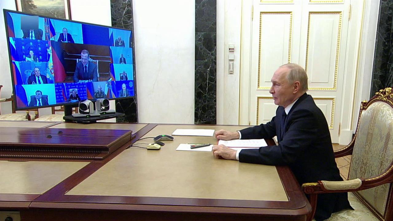 Владимир Путин провел оперативное совещание с Советом безопасности РФ. смотреть онлайн