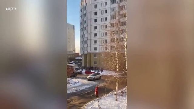 Прохожие спасли ребенка, выпавшего из окна 10-го этажа в Петербурге смотреть онлайн