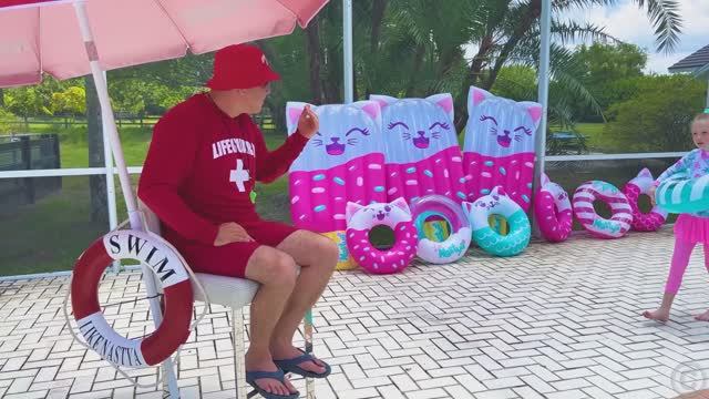 Настя изучает правила безопасности в бассейне для детей смотреть онлайн