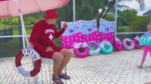 Настя изучает правила безопасности в бассейне для детей