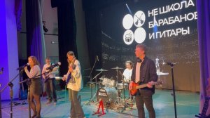 Девушка с гитарой.