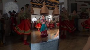 Поёт заслуженная артистка Краснодарского края Яна Притыка и образцовый хор казачата