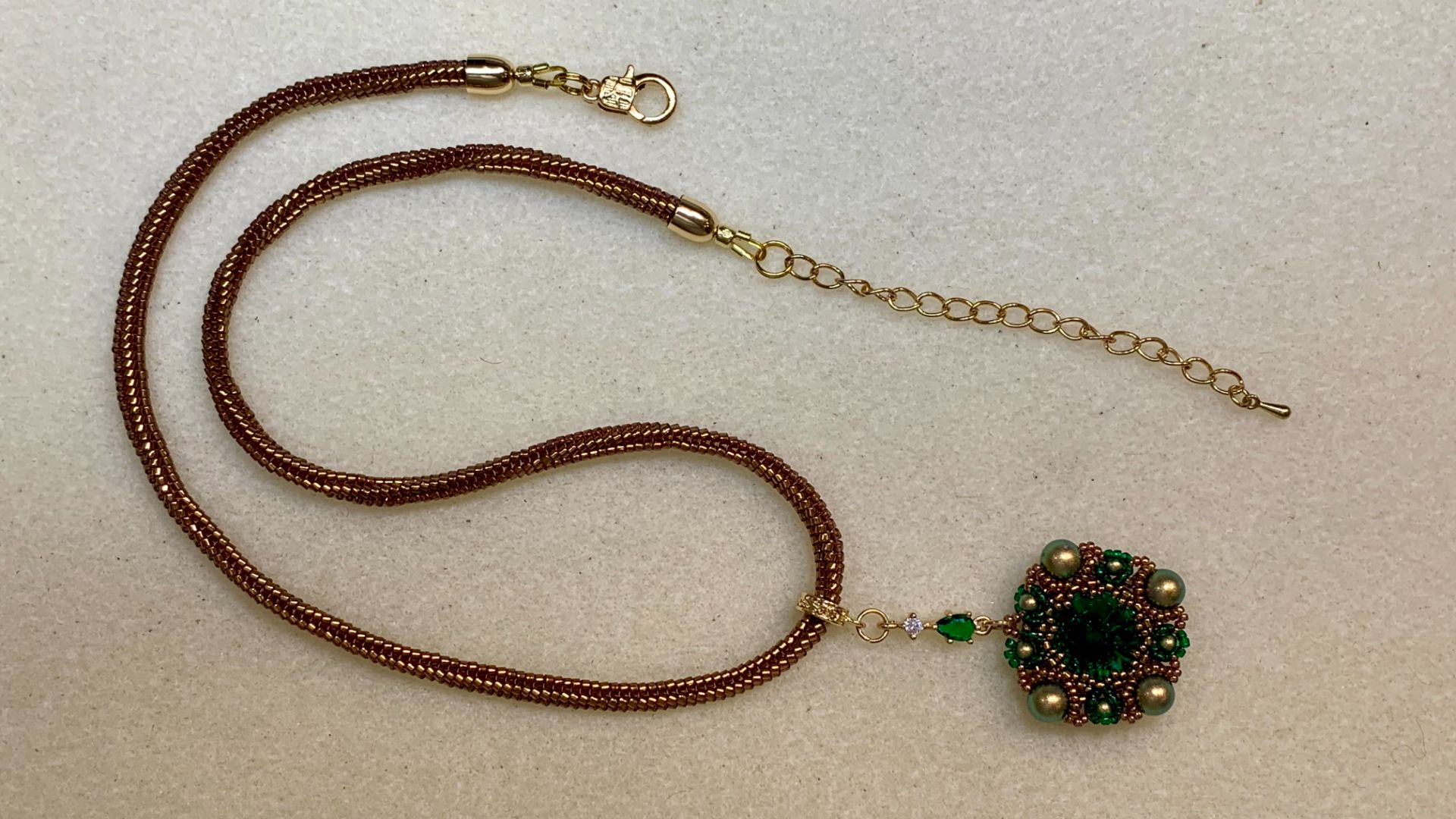 Жгут ндебеле на 4 бисерины.