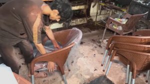 Завод по переплавке пластика производит пластиковые стулья.