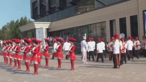 Барнаульский духовой оркестр на юбилее Омска выступает перед филармонией