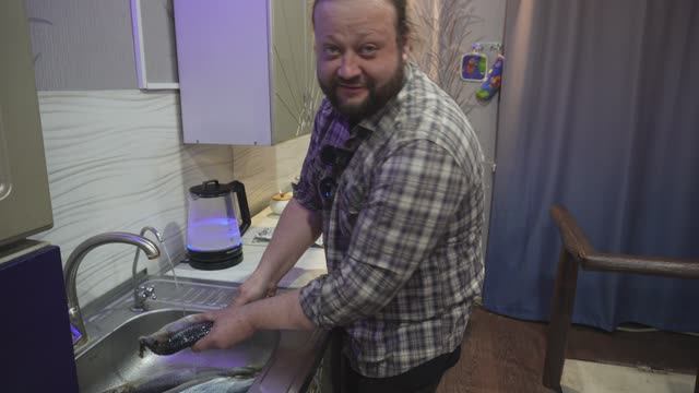 Солю сельдь сам В магазине больше не покупаю ПОДВАЛ ИЛЬИЧА вкусна рыба однако смотреть онлайн