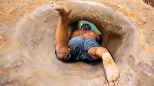 Построил секретный подземный тоннель с бассейном, ручным инструментом в джунглях.