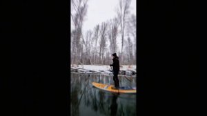 Я не ожидал увидеть ЭТО зимой… SUP среди снега и диких лошадей