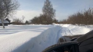 очень много снега в деревне