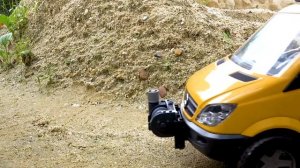 Грузовик находит игрушечную полицейскую машинку на песчаной отмели