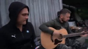 А по тёмным улицам гуляет дождь - Босиком по солнцу кавер под гитару исп Ратмир и Казлитин