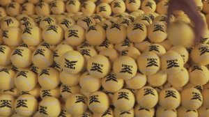 Интересный процесс изготовления мячей.