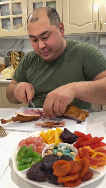 Он всегда так вкусно ест, что я не могу устоять🤣