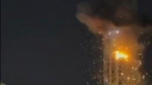 Момент жëсткого прилëта иранского дрона в жилую многоэтажку в столице Бахрейна — Манаме.