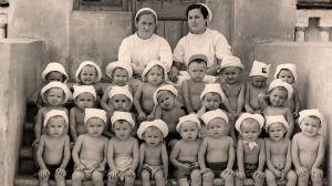 Стихотворение «Белые панамки» читает Елисеева Екатерина 11а МБОУ СОШ 9 Коврова