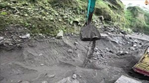 Строительство, экскаватор копает песок