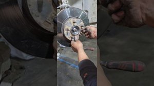 Замена ступичного подшипника на Chevrolet Captiva — работа, которую нельзя откладывать 🚗🔧
На видео