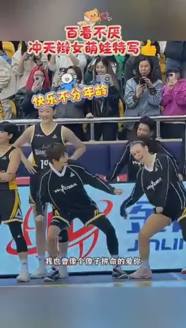 Реакция зрителей на выступление детей с мячом! # дети # мяч # выступление # спорт # музыка # зал # смотреть онлайн