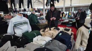 Güler ve çocuklarla Kuzeykent kapalı pazar yerinde alışveriş ]