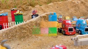 Игрушечные машинки и спасательные вертолеты