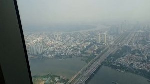 Стеклянный мостик в Landmark 81 — небоскрёб в городе Хошимин. Вьетнам. Январь 2026.