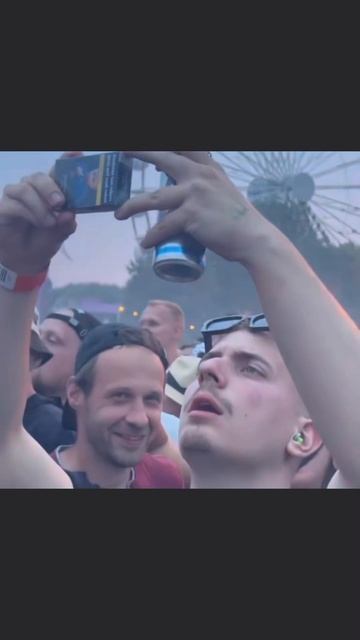 Не растерялся и снял всё на смартфон   фанат поклоннник съёмка смартфон