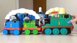 Видео для детей. Использую:синих паровозиков, батарейки, отвертку и т д. #дети #видеодлядетей