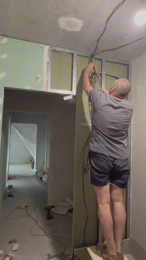 Как с помощью индикаторной отвертки разобраться с электричеством, найти нужные провода