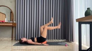 Тренировка пресса с пилатес мячом