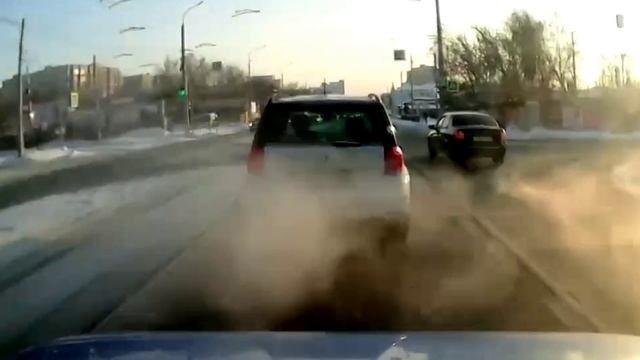 Слева исполняет на перекрёстке в Омске
