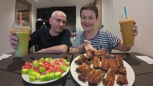 Мукбанг от пуза ОБЪЕДАЕМСЯ вкусняшками на ДОРОЖКУ) ЖИРНЕНЬКИЕ ребра и салатик ПП на ужин в Таиланде
