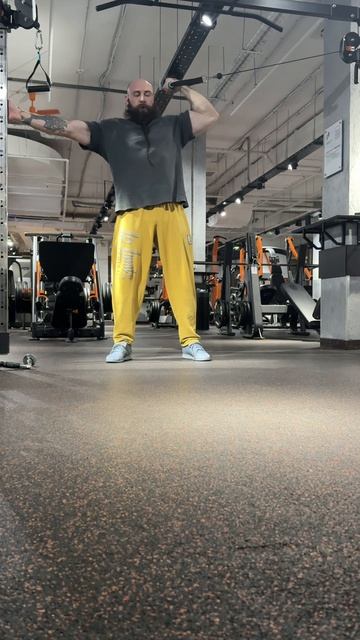 Сгибания предплечья в кроссовере сверху одной рукой