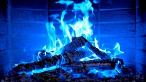 Синий огонь в камине со звуками треска дров