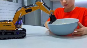 Марк и экскаватор приготовили вкуснейшую пиццу