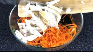 Быстрый и вкусный салат с маринованными огурцами