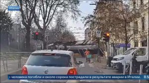 Появились кадры сошедшего с рельсов трамвая в Милане.