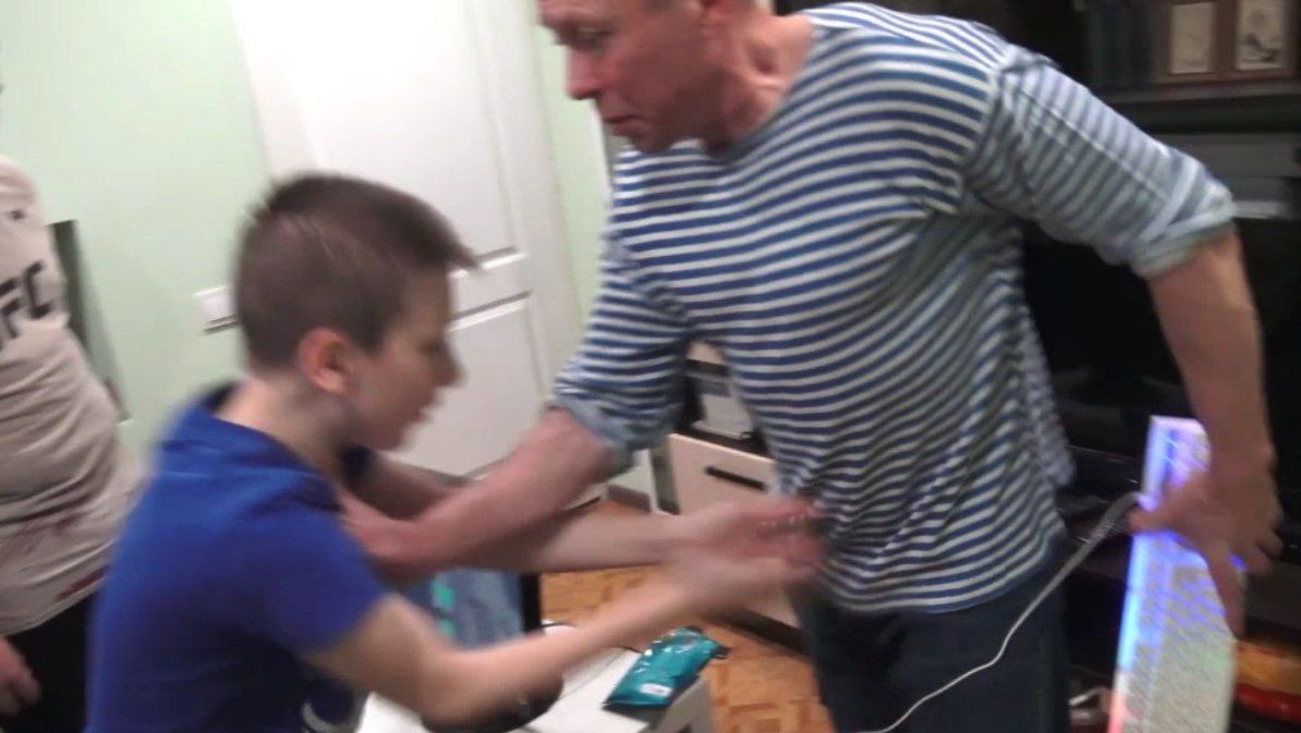 Отец разбил комп (полное видео) смотреть онлайн