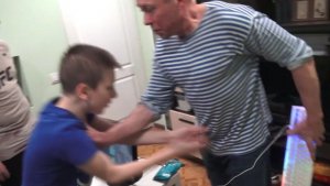 Отец разбил комп (полное видео)