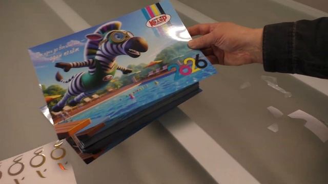 Квартальные календари с эффектами UV DTF Gold и магнитными курсорами