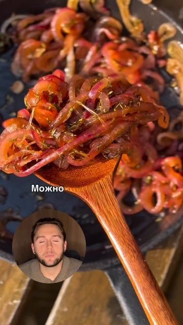 Сэндвич с инжиром, карамелизованным луком и фундуком